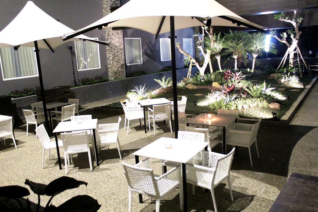 Bonnet Hotel Surabaja Zewnętrze zdjęcie