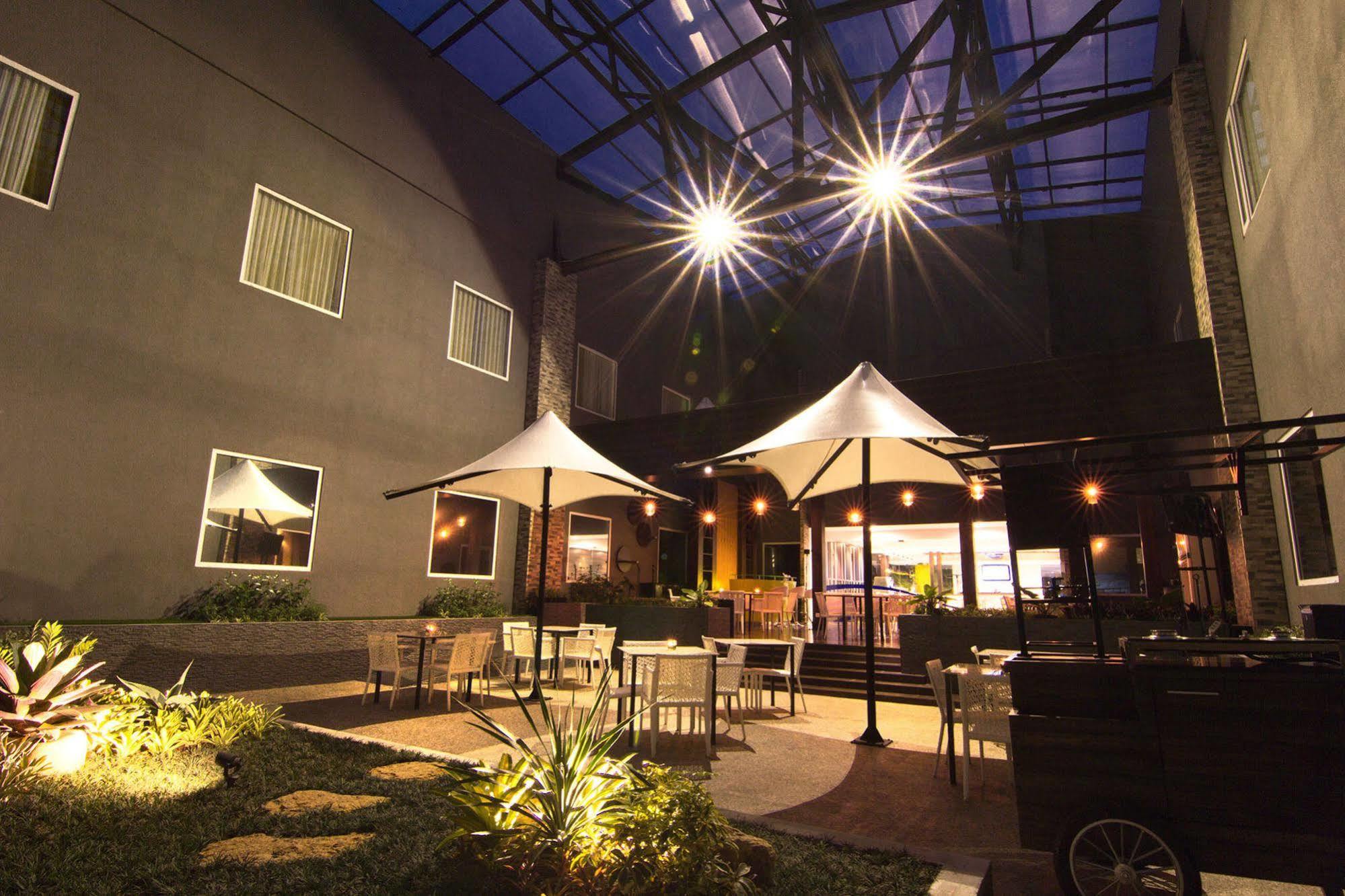 Bonnet Hotel Surabaja Zewnętrze zdjęcie